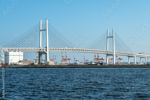 青空と横浜ベイブリッジ