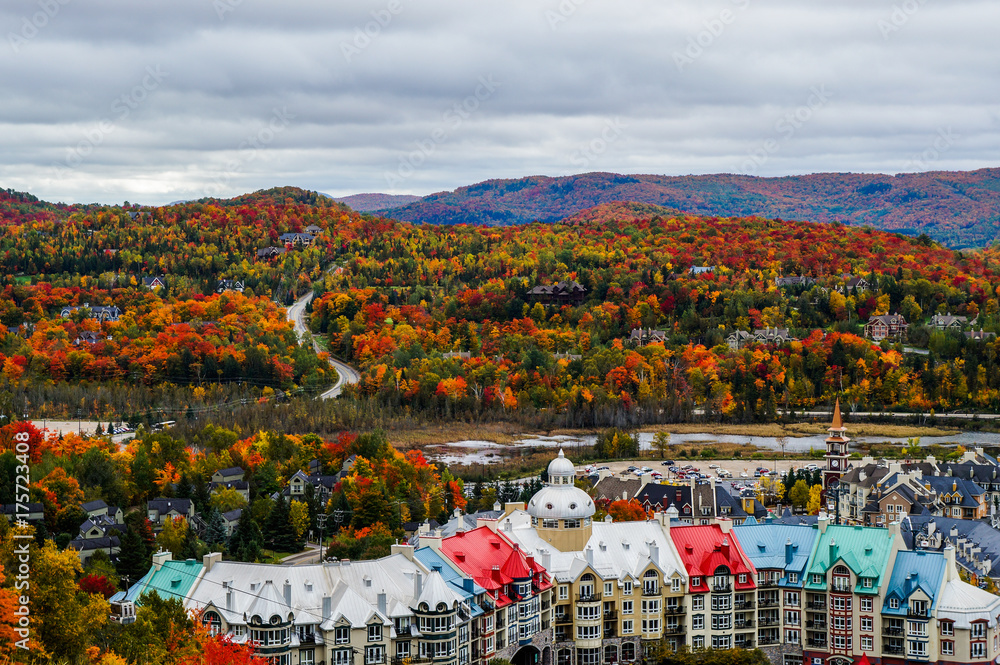 Obraz premium Cudowne kolory jesieni nad obszarem otaczającym kurort Mont Tremblant, Quebec, Kanada