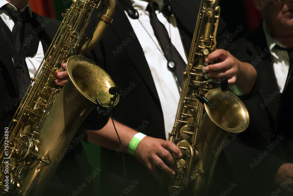Obraz premium Golden saxophone players