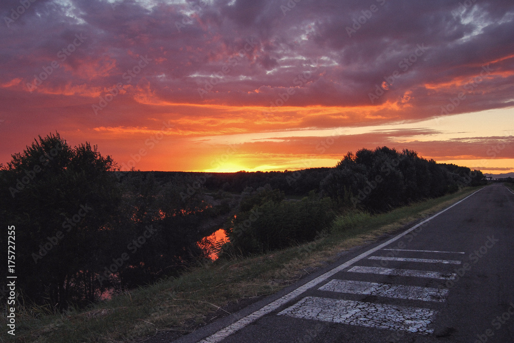 Εκτύπωση καμβά Tramonto rosso sangue sul piume Po, Ostiglia, Mantova