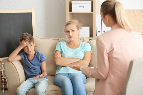 Young child psychologist wo...
