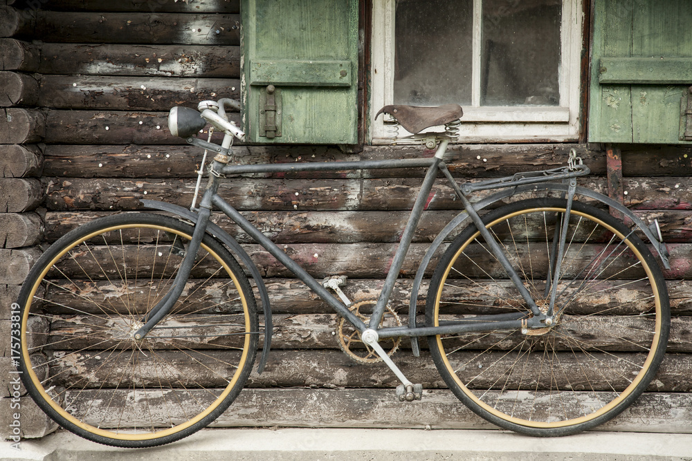 Altes Fahrrad an altem Haus mit Holzwand, museumsreif, 