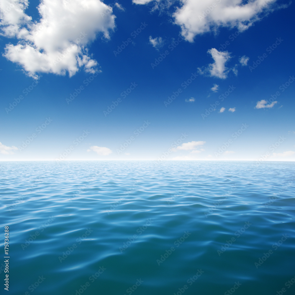 Fototapeta Niebieska powierzchnia wody morskiej