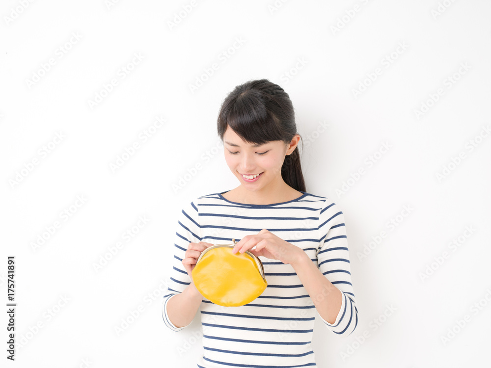 財布を持つ女性 財布を持つ女性