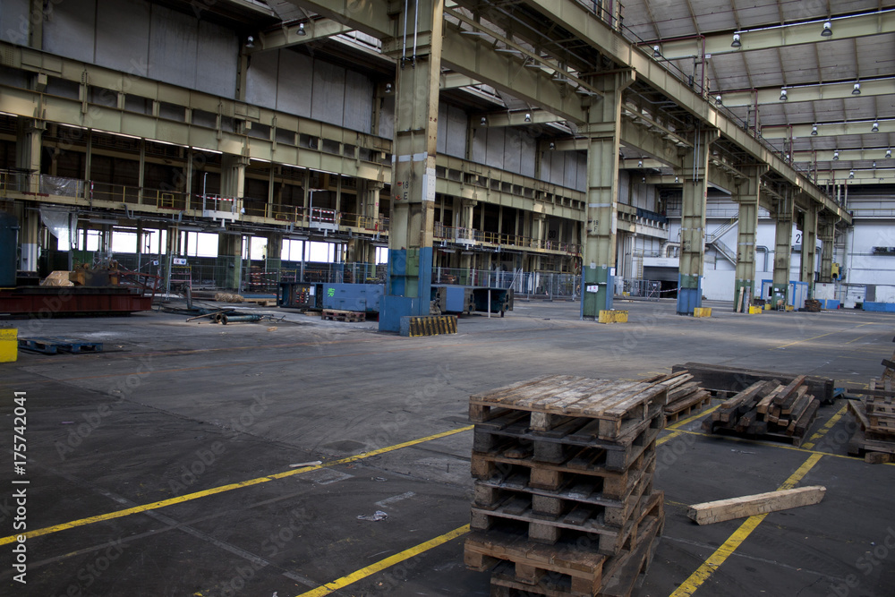 verwaiste Industriehalle wartet auf ihren Abriss