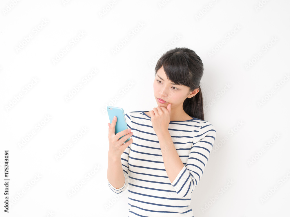 スマートフォン・悩む女性