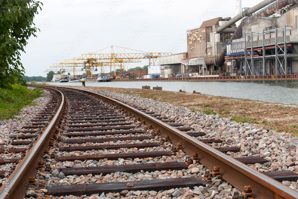 bahngleise anm fluss mit hafen bahngleise anm fluss mit hafen