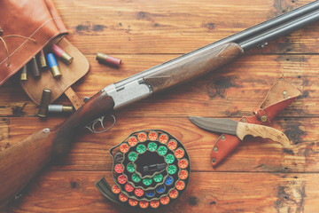 Papier peint photo Chasser Fusil cartouches et couteau de chasse  © SianStock
