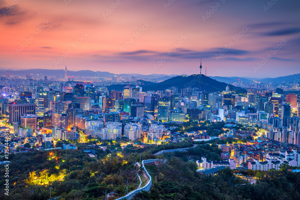 Obraz premium Seul. Cityscape obraz centrum Seulu podczas letniego wschodu słońca.