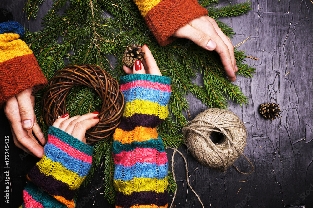 Obraz premium A man and a woman together decorate the house for the new year