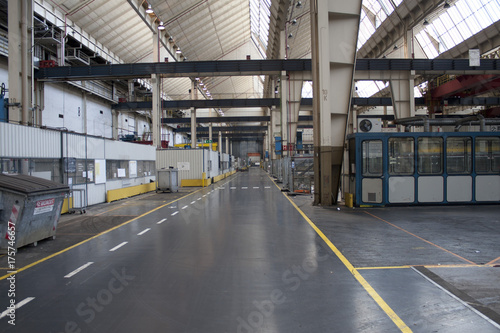 Ansicht einer ehemaligen Produktionshalle vor dem Abriss photo