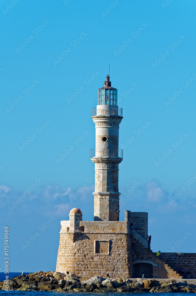 Leuchtturm mit blauem Himmel im Hintergrund in Chania auf der griechischen Insel Krete