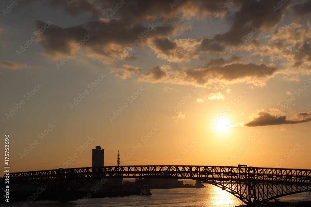 阪神高速湾岸線と夕日