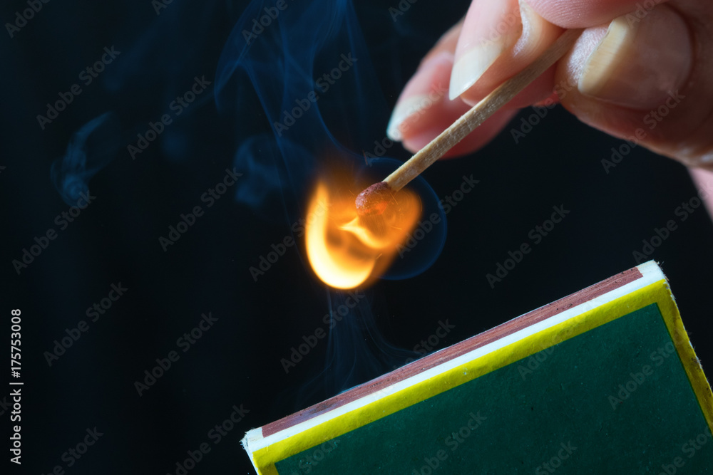 Εκτύπωση καμβά Woman striking a match