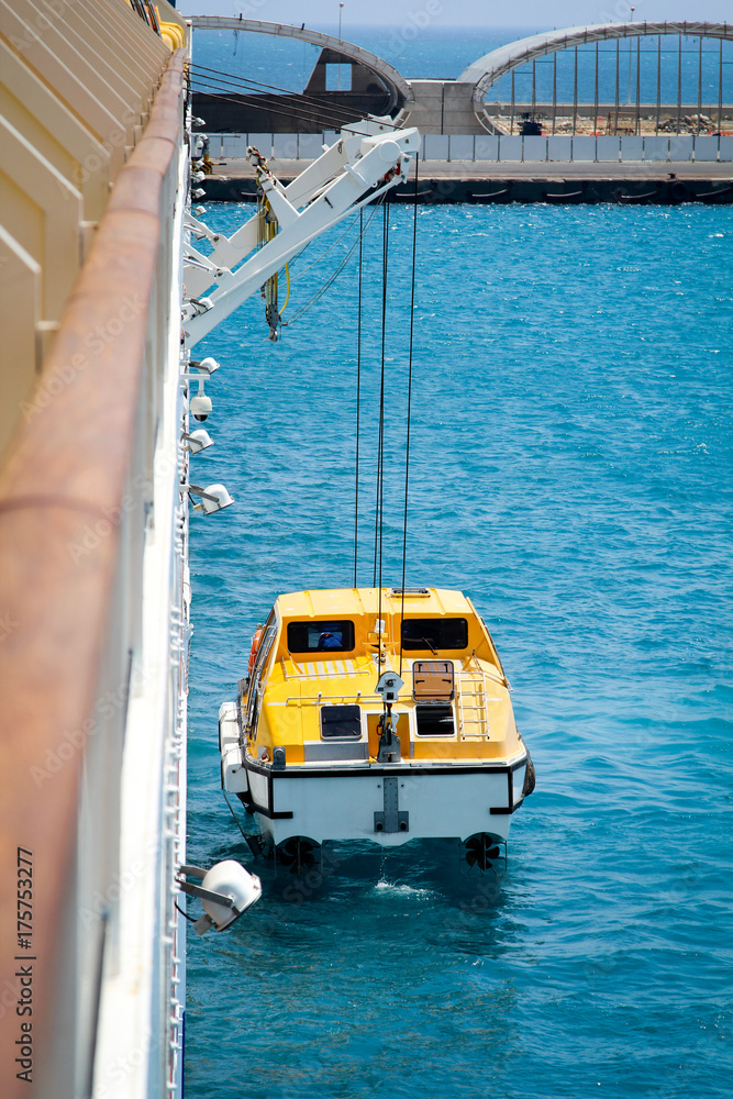 Fototapeta premium Tenderboot im Wasser, Rettung, Seenotrettung 