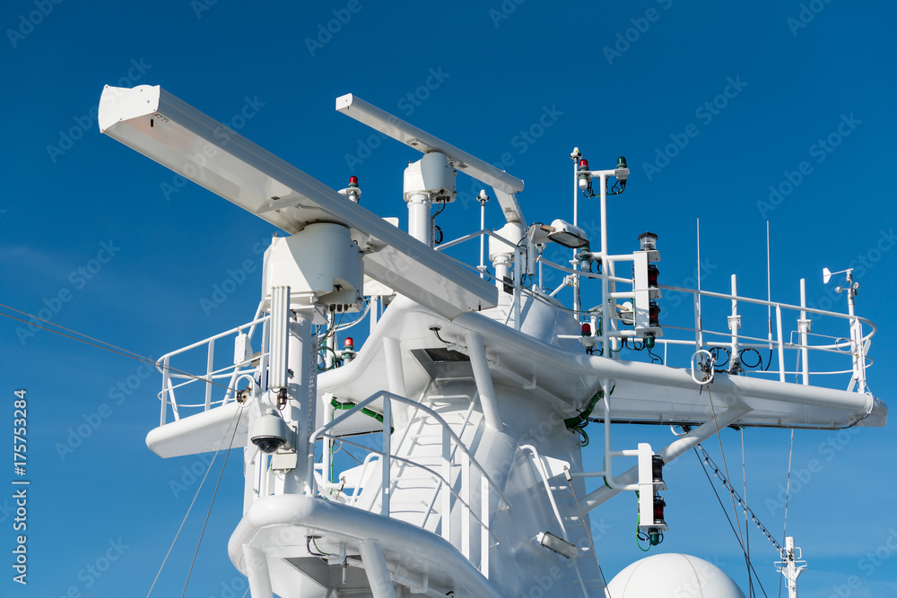 Naklejka premium Radar antenna on the mast of a cruise ship