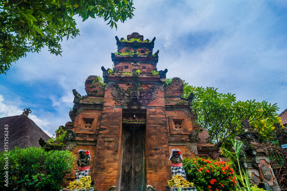 Naklejka premium Statues at the entrance of a hinduist temple in Bali, Indonesia.