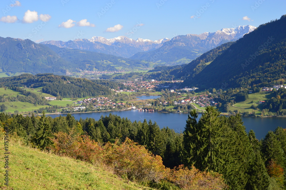 Blick auf den Alpsee mit den Oberstdorfer Bergen im Hintergrund
