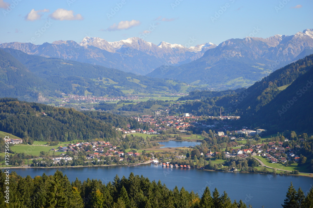 Blick auf die Oberstdorfer Berge mit dem Alpsee im Vordergrund