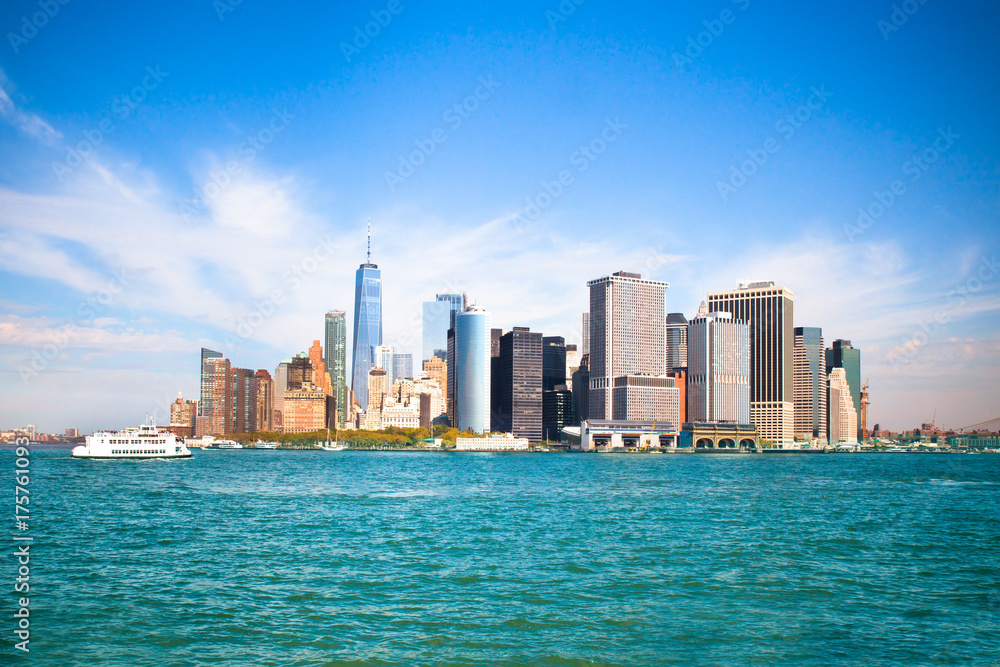 Obraz premium New York City skyline with view of Financial District in lower Manhattan
