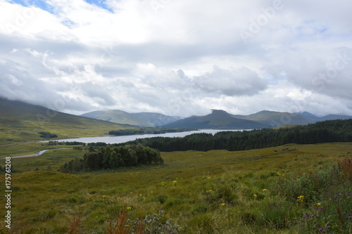 Schottisches Hochland mit See und Berge