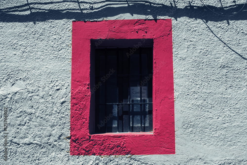 Ventana con el marco pintado de rosa fucsia sobre una pared azulada. Stock  Photo | Adobe Stock