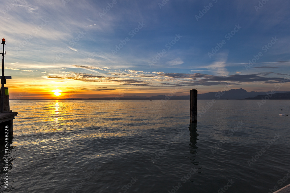tramonto sul lago di garda. tramonto lago. lazise del garda