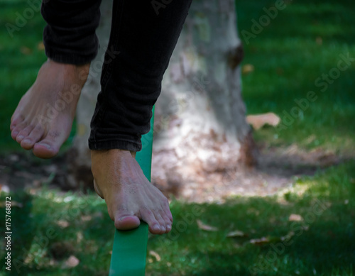 Fotografi Joven haciendo slack line deporte espiritual como el yoga de balance sobre una c