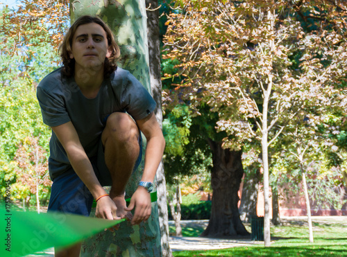 Fotografi Joven haciendo slack line deporte espiritual como el yoga de balance sobre una c
