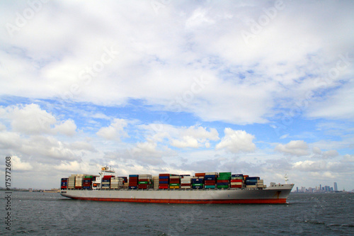 Barco bajo las nubes 