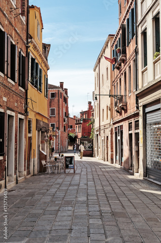 Fototapeta Naklejka Na Ścianę i Meble -  Narrow street in the old town in Venice Italy
