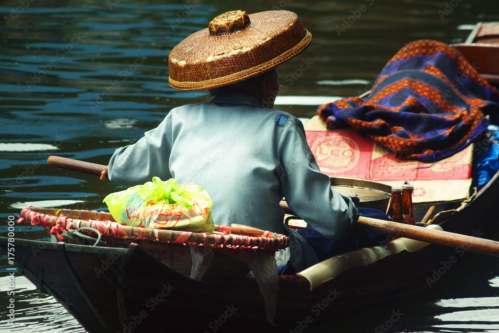 Obraz premium Seller on boat , floating market ,Thailand