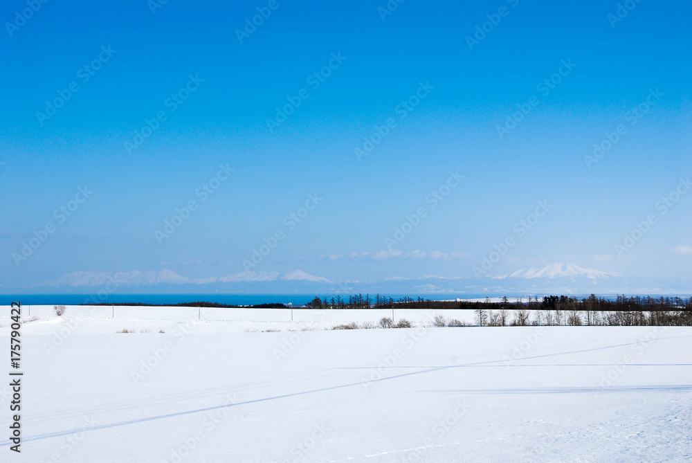 オホーツク海越しに見る冬の知床連山（北海道）