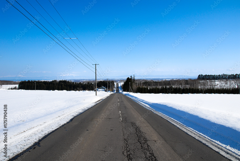 冬の道東の一本道と知床連山の遠望（北海道）