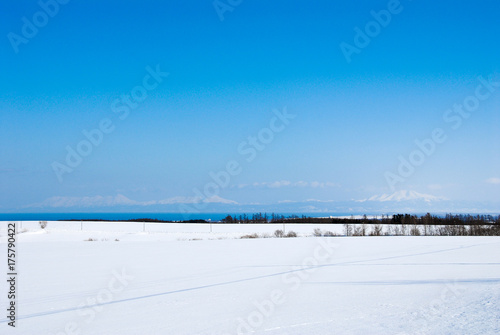 オホーツク海越しに見る冬の知床連山（北海道） © tatsuo115