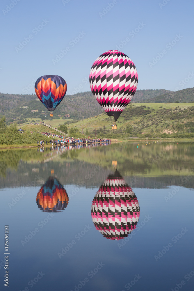 Fototapeta premium hotair balloon reflection