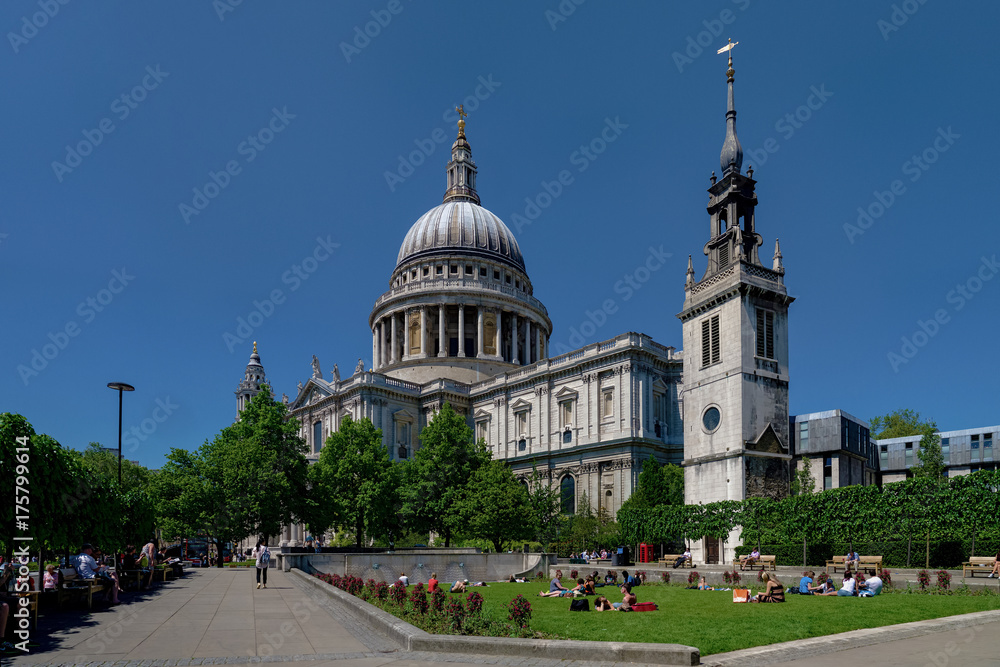 Obraz premium St Pauls Cathedral as seen from the Festival Gardens, London, UK