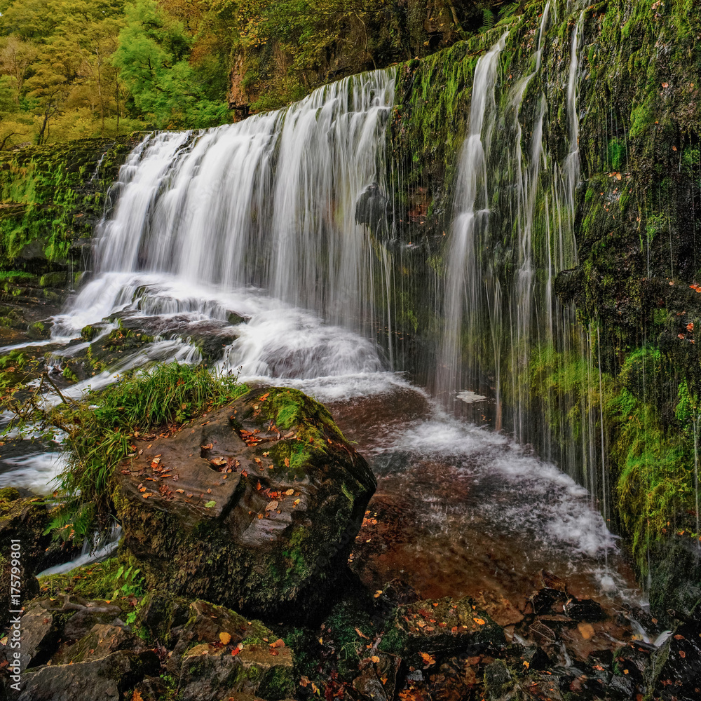 Obraz premium Sgwd Isaf Clun Gwyn Waterfall in Brecon Beacons, Wales