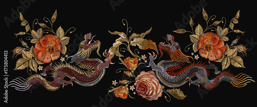 Fototapeta Haft dwa chińskie smoki i kwiaty róż. Klasyczne hafty azjatyckie smoki i piękne czerwone róże wektor. Projekt koszulki ze smokami Art. Ubrania, szablon projektu włókienniczych