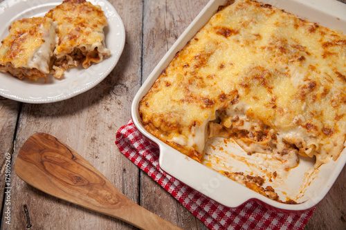 Tomato and ground beef lasagne rolls