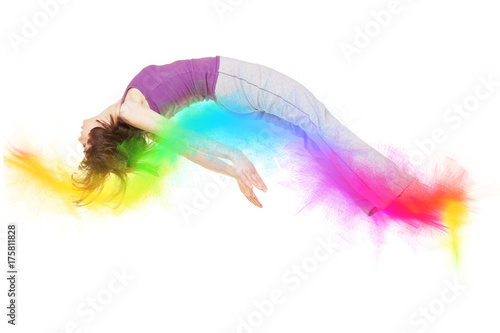 Junge Frau fliegt auf bunten Farben
