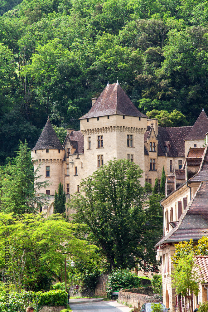 Le château de La Roque Gageac vu des quais. Dordogne. Nouvelle Aquitaine