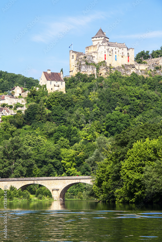 La Roque Gageac. Le château de Castelnaud vu depuis la Dordogne. Dordogne. Nouvelle Aquitaine