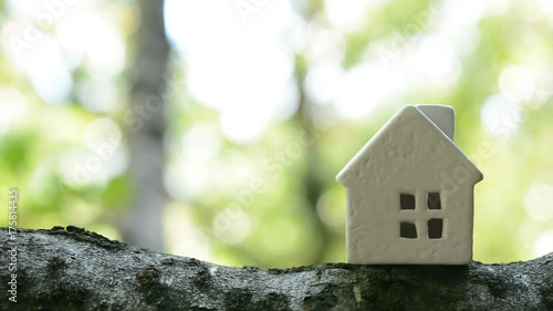 Wallpaper Mural 白い家　木漏れ日

 Torontodigital.ca