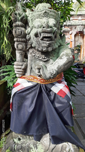 Temples et statues à Ubud sur l'île de Bali, Indonésie © Stephane