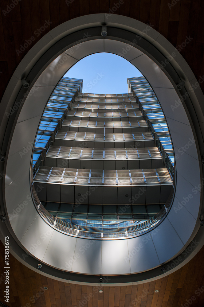 Fototapeta premium Italia, 7/10/2017: dettagli architettonici del nuovo skyline di Milano, con vista sui palazzi e i grattacieli del quartiere di Porta Nuova 