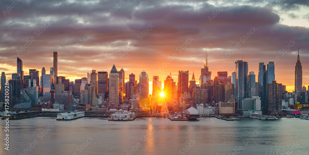 Naklejka premium Pochmurny wschód słońca nad Manhattan, Nowy Jork