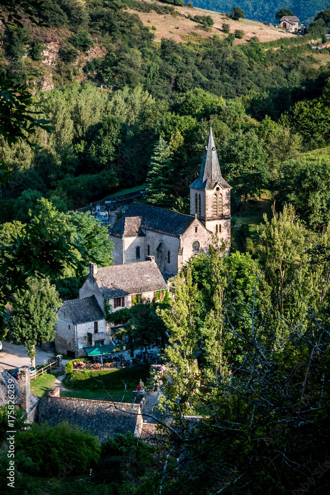 Vue sur le village et l'église Sainte-Marie-Madeleine de Belcastel