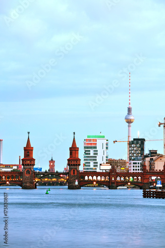 Obraz na płótnie Berlin cityscape with Oberbaum bridge w salonie
