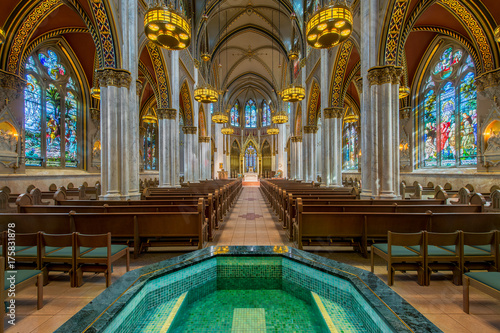 Foto Baptismal and interior of the Cathedral of St Helena in Helena, Montana